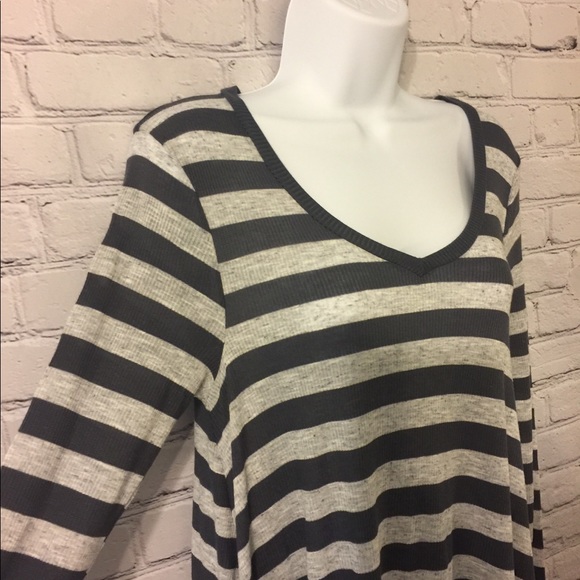 🐞🐞🐞 Volcom Navy and gray striped v neck dress XS - Picture 4 of 11